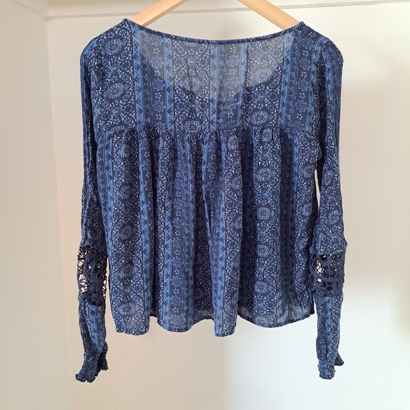 Hollister | Blue bohemian pattern with cut out lace sleeves - Picture 9 of 12